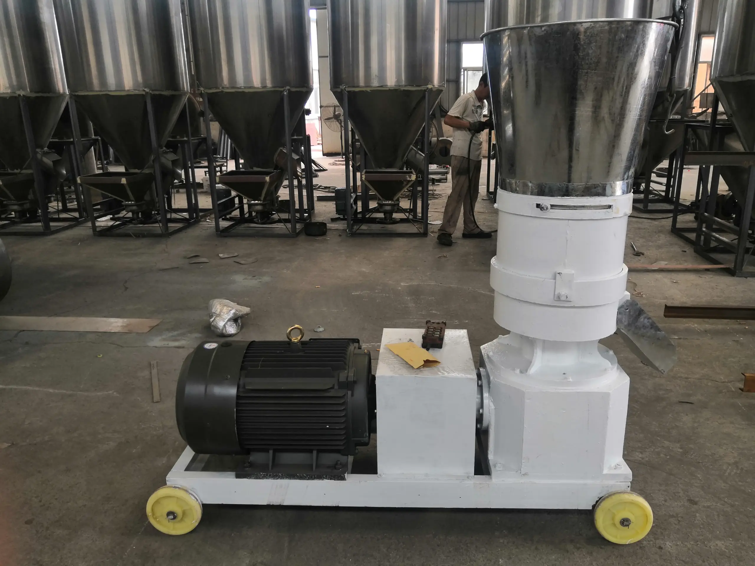 machine for turning waste oil cake into feed